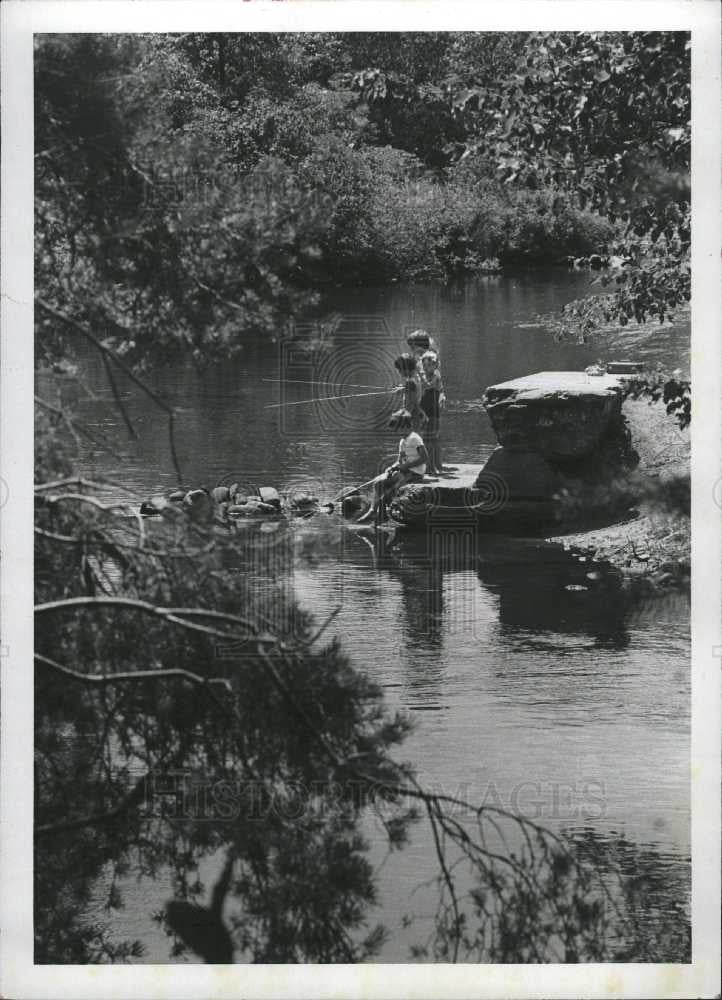 1977 Press Photo Fishing Fish Children River Sport - Historic Images