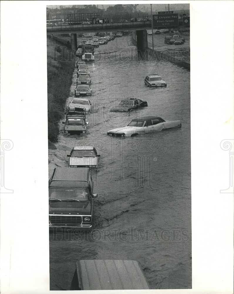 Press Photo Flood Flooding I-94 Second Street Cars - Historic Images