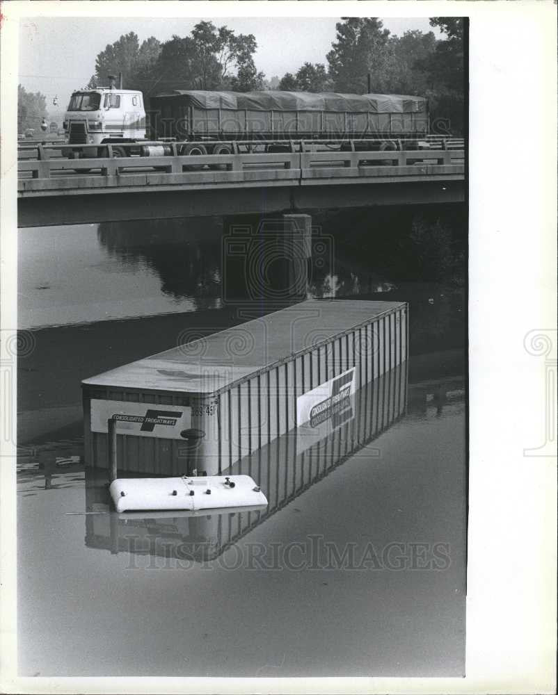 1979 Press Photo Flooding Taylor Beech Daly I-94 Truck - Historic Images