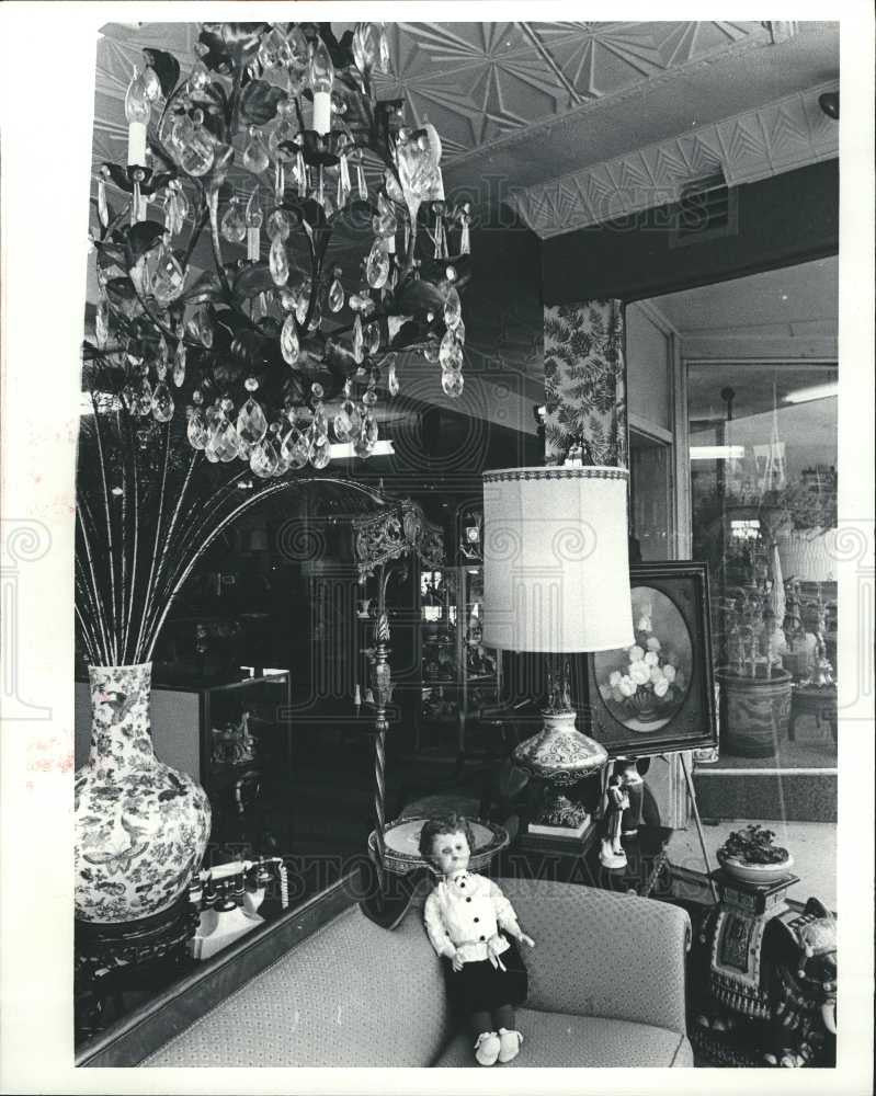 1983 Press Photo Flea Market Antiques Shop Artwork - Historic Images
