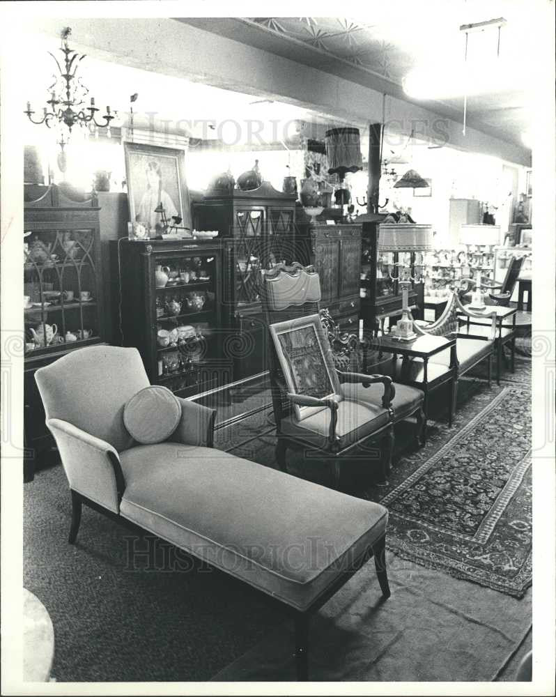 1983 Press Photo Flea Market Antiques Shop Furniture - Historic Images
