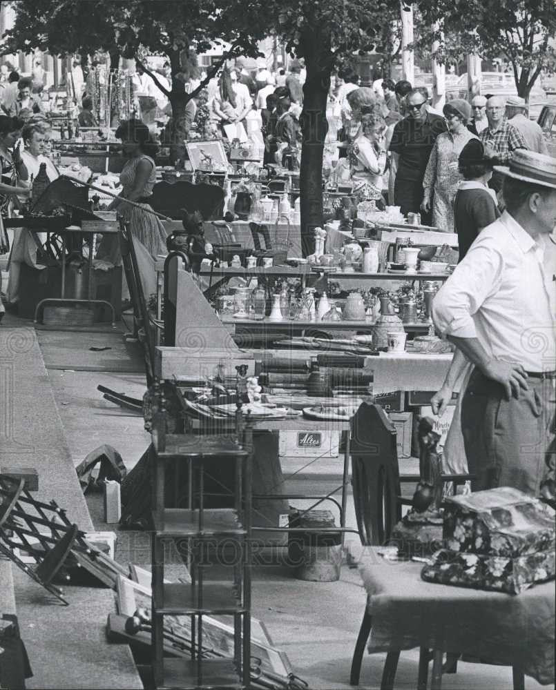 1969 Press Photo Flea Market - Historic Images