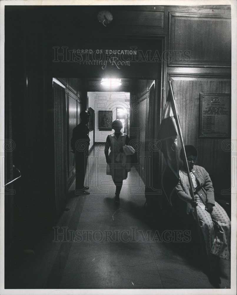 1969 Press Photo flags meeting room - Historic Images