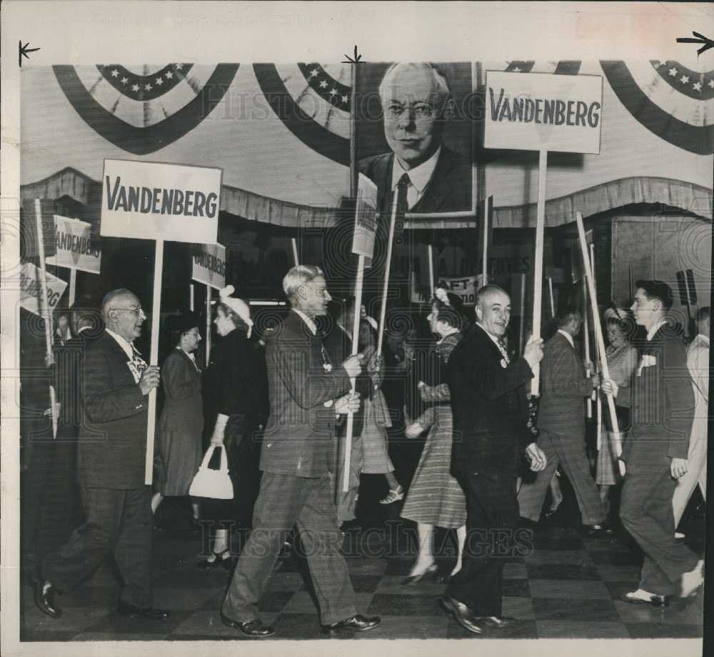 1948 Press Photo vandenberg taft demonstration banners - Historic Images