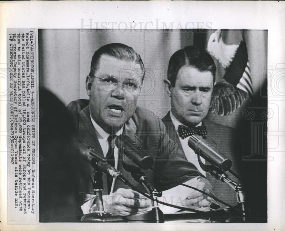 1967 Press Photo Robert McNamara Cyrus Vance Defense - Historic Images