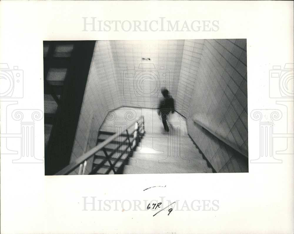 1983 Press Photo Sam Churikian stairwell - Historic Images