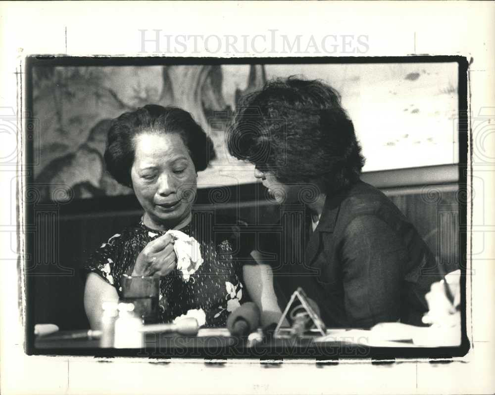 1984 Press Photo Lilly Chin press conference - Historic Images