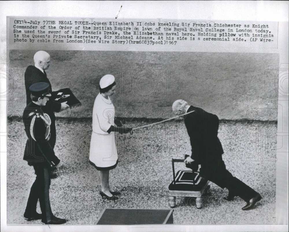 1967 Press Photo Queen Elizabeth II Francis Chichester - Historic Images