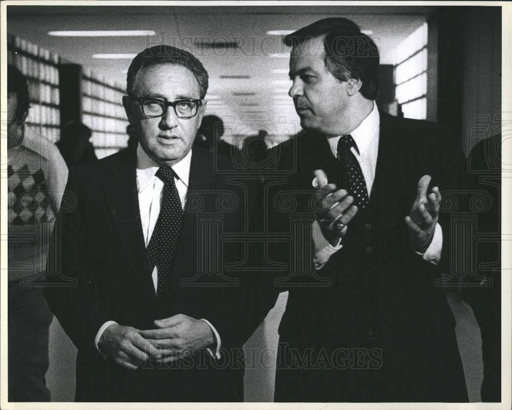 1980 Press Photo Vic Caputo Henry Kissinger - Historic Images