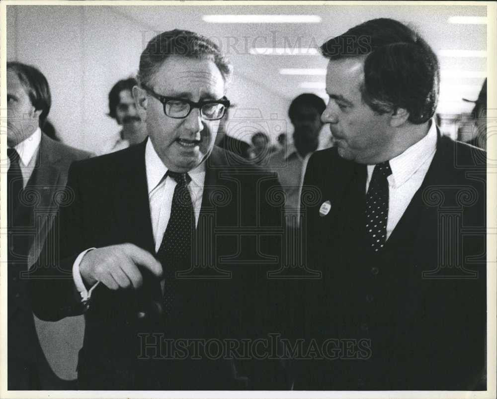 1980 Press Photo Vic Caputo Henry Kissinger - Historic Images