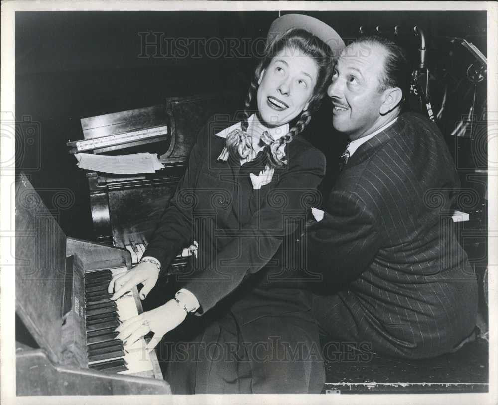 1946 Press Photo piano, man, woman - Historic Images