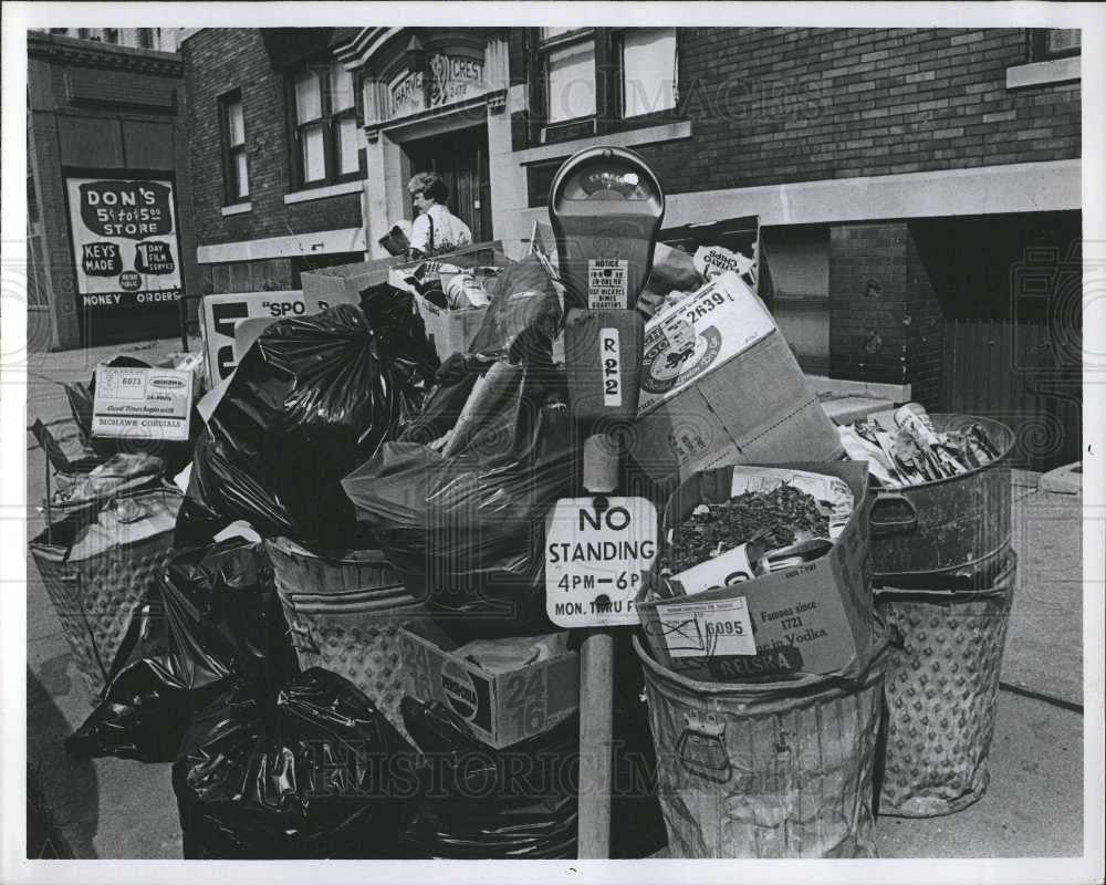 1977 Press Photo Detroit Garbage Strike 1977 - Historic Images