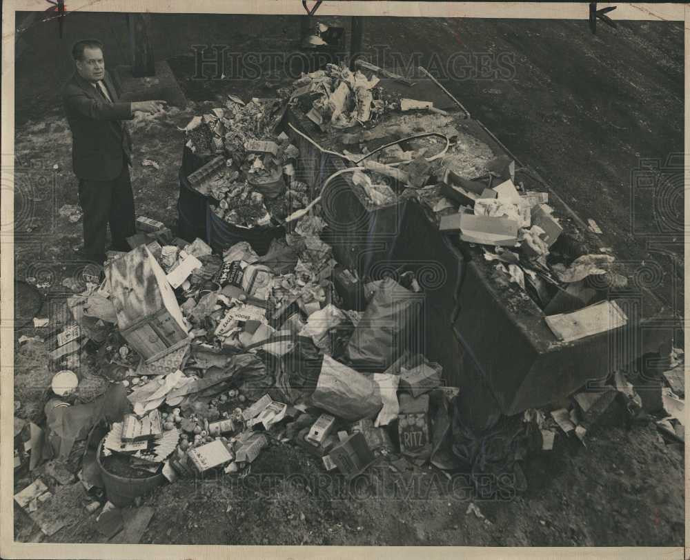 1948 Press Photo K. Nopola ticketed for trash, Detroit - Historic Images