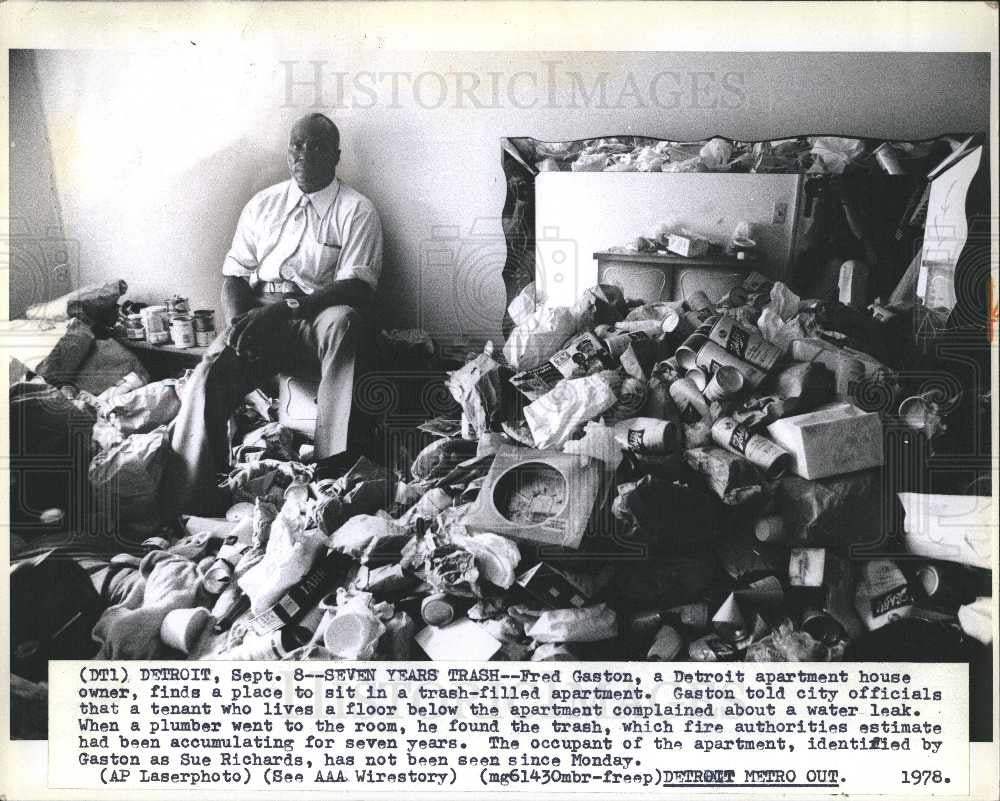 1978 Press Photo Fred Gaston Apartment Trash Filth - Historic Images