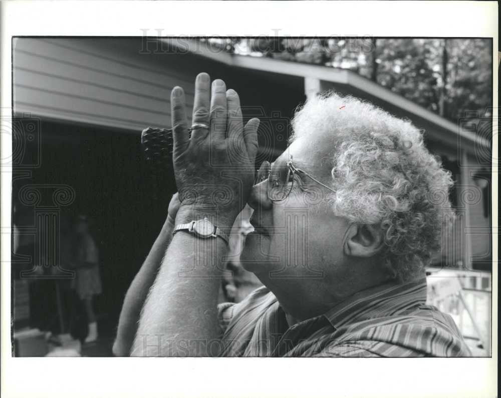 1991 Press Photo Elderly woman basket garage sale - Historic Images