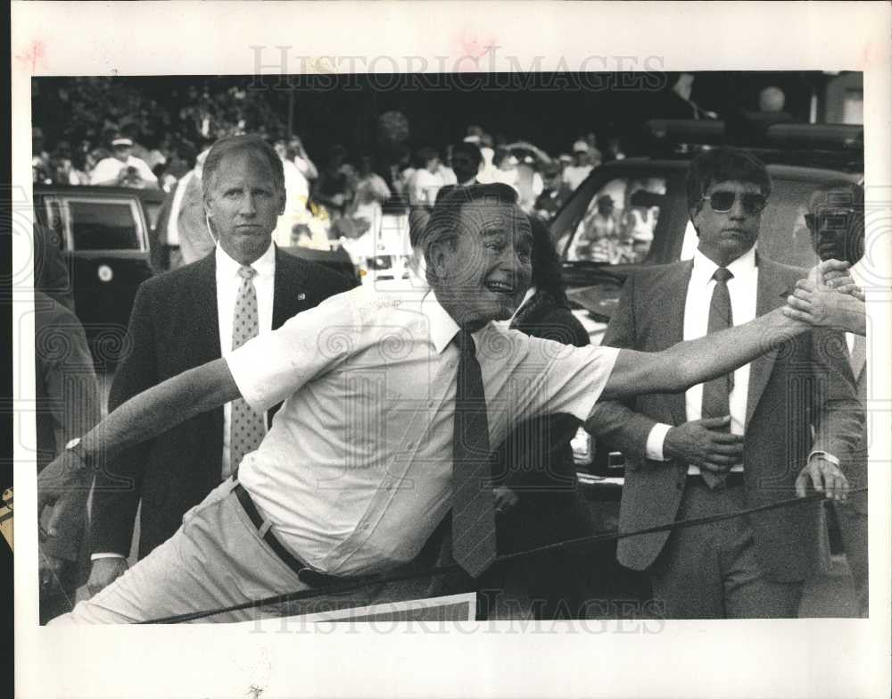 1988 Press Photo George Bush shakes hand security guard - Historic Images