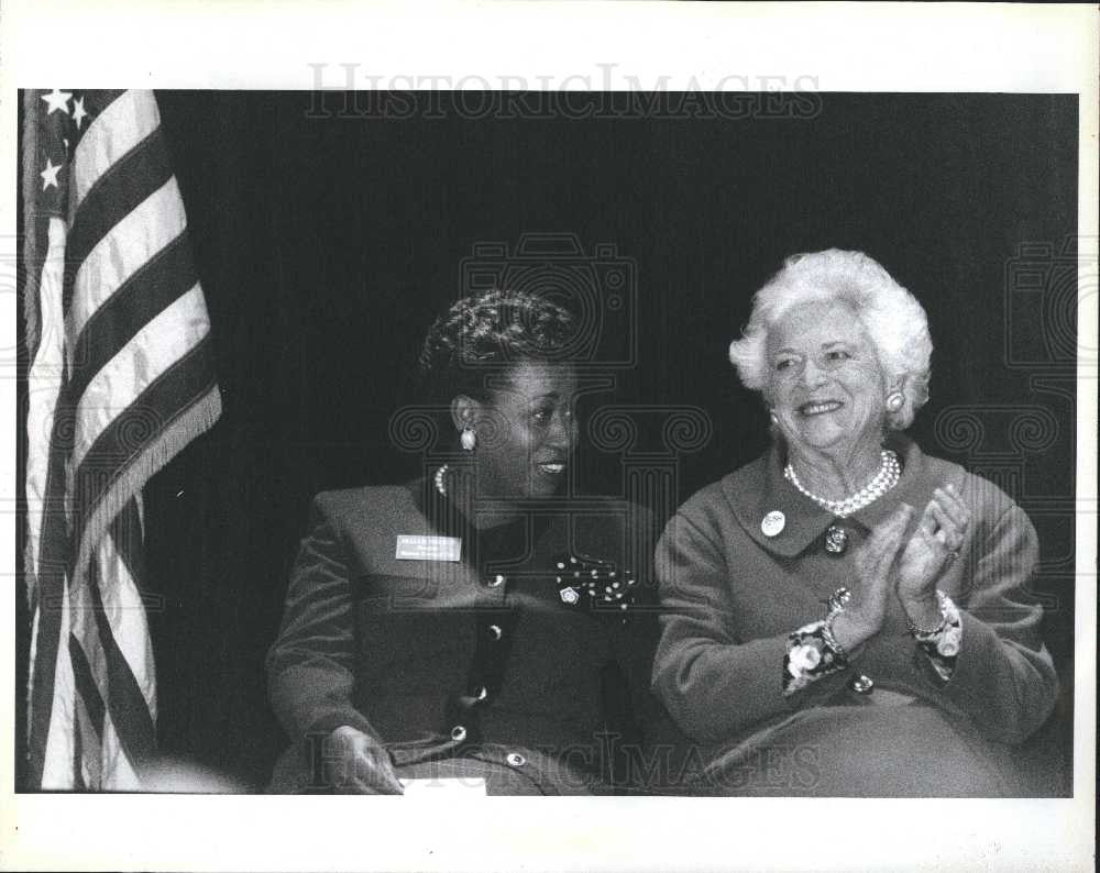 1992 Press Photo Barbara Bush wife President George - Historic Images
