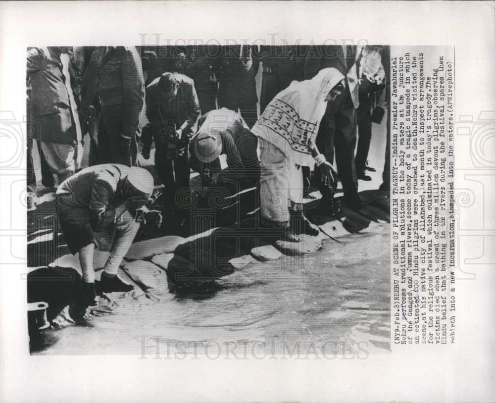 1954 Press Photo Nehru at Ganges and Jumna river. - Historic Images
