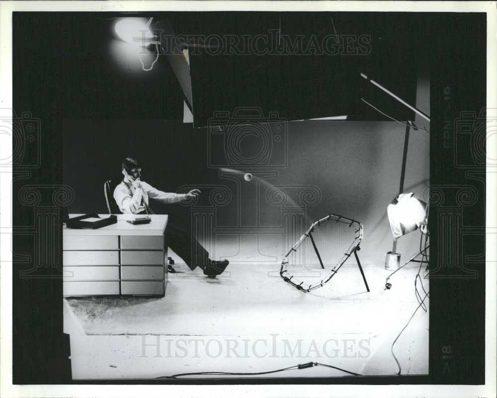 1988 Press Photo Sports gadgets Execubank Rebounder - Historic Images