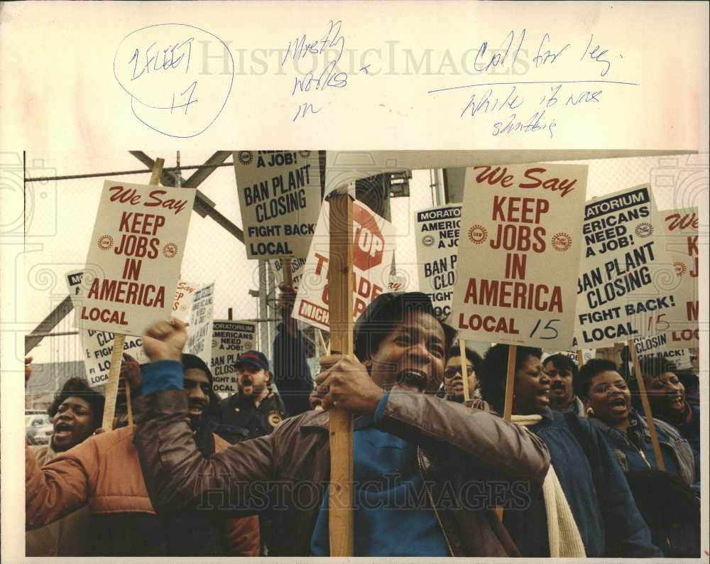 1987 Press Photo Protest closing GM Fleetwood Plant - Historic Images