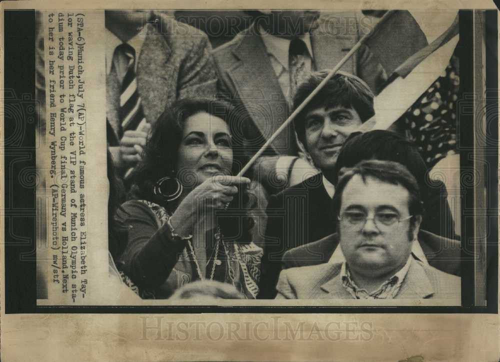 1974 Press Photo Elizabeth Taylor Henry Wynberg soccer - Historic Images