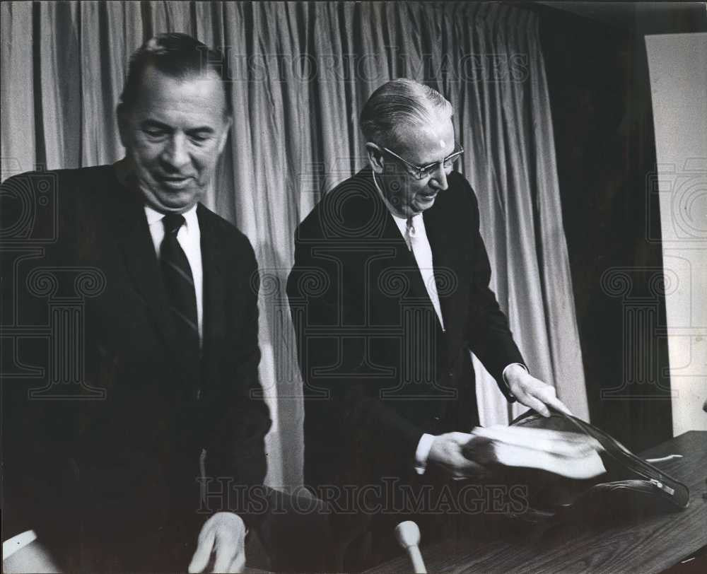 James M Roche 1969 Press Photo EDWARD N COLE , JAMES M . ROCHE. - Historic Images