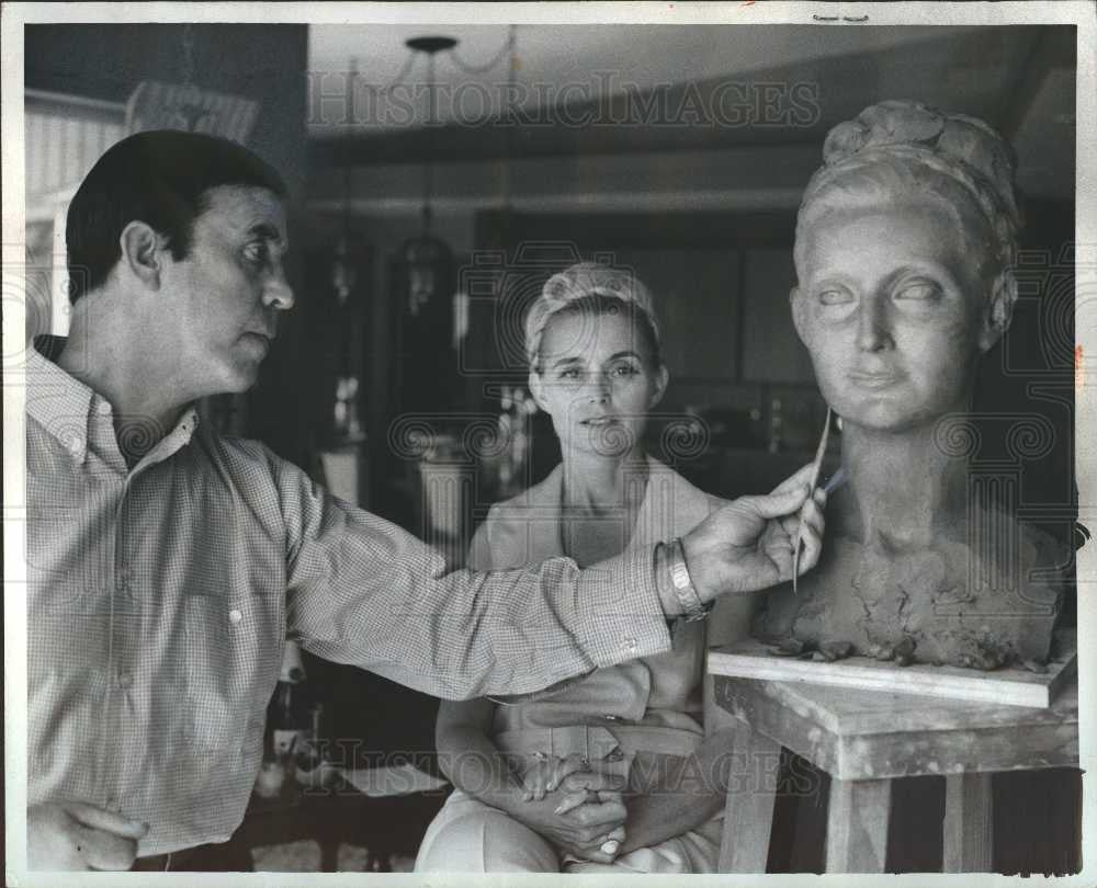 1970 Press Photo Dolly Cole sculpting, Puchet - Historic Images