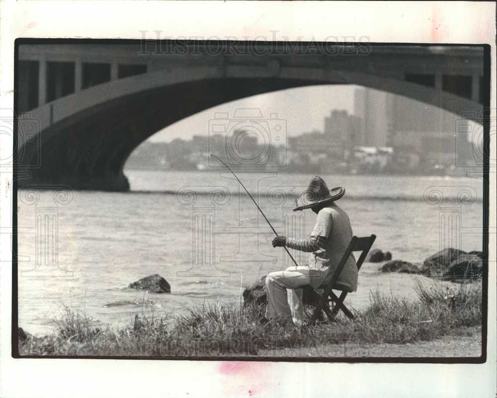 1983 Press Photo Mary Copeland fishing Detroit River - Historic Images