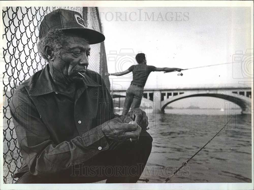 1980 Press Photo Hesekia Howard Baits his hook - Historic Images