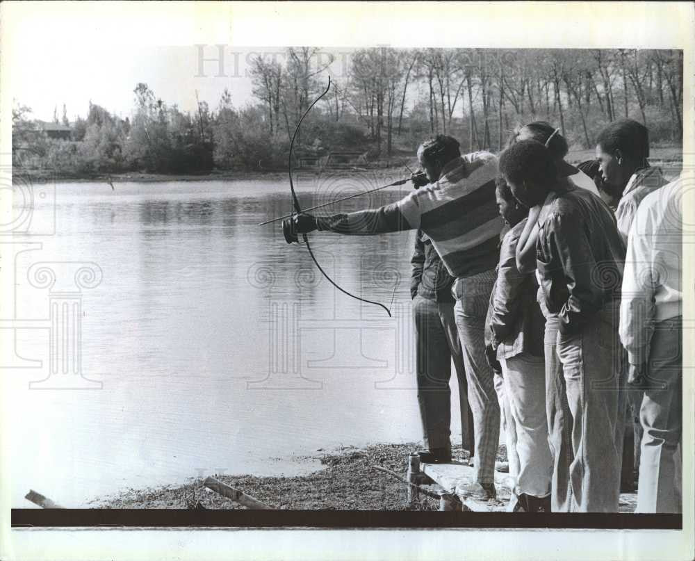 1979 Press Photo Fishing with bow and arrow - Historic Images