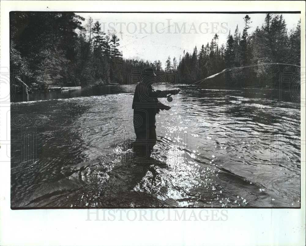 1986 Press Photo Fisherman Au Sable Mainstream fly rod - Historic Images