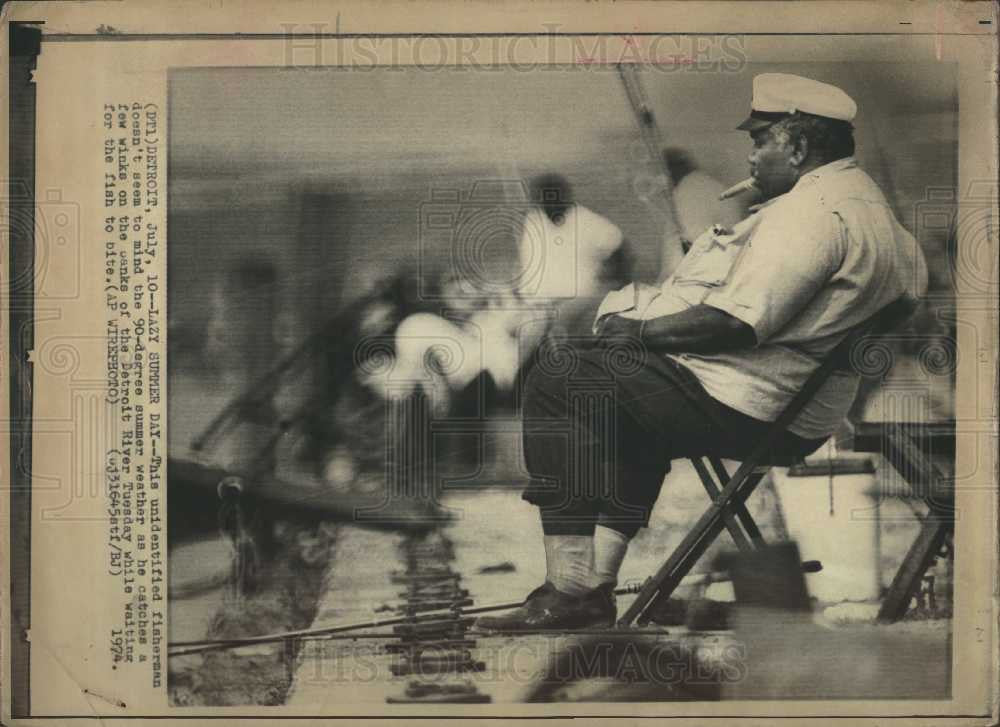 1974 Press Photo fisherman winks summer detroit bank - Historic Images