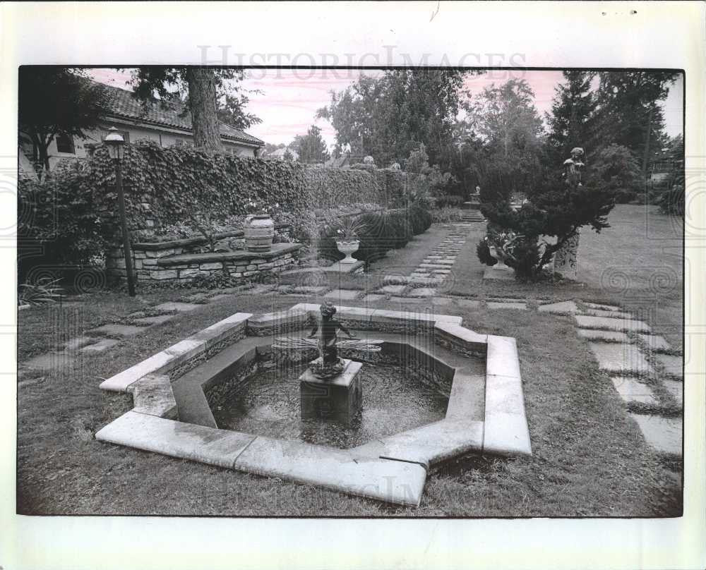 1979 Press Photo dragonfly child garden shower fountain - Historic Images