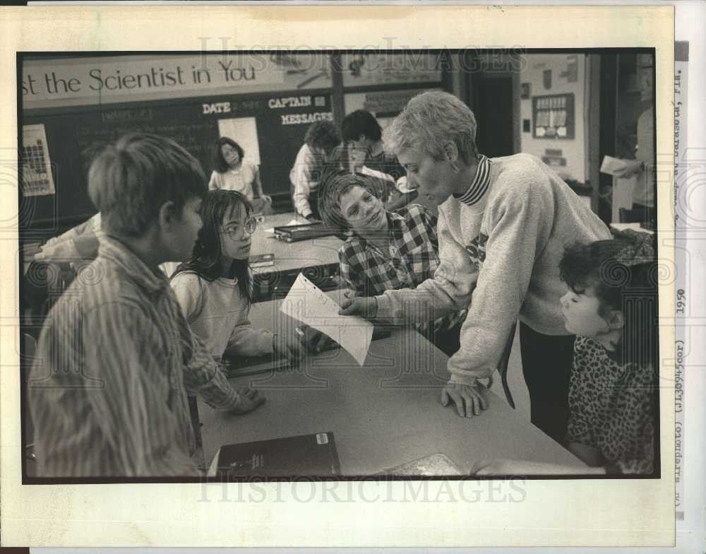 1950 Press Photo teacher, student, classroom, kids - Historic Images