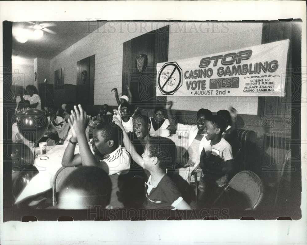 1988 Press Photo Casino opponents Detroit poll results - Historic Images