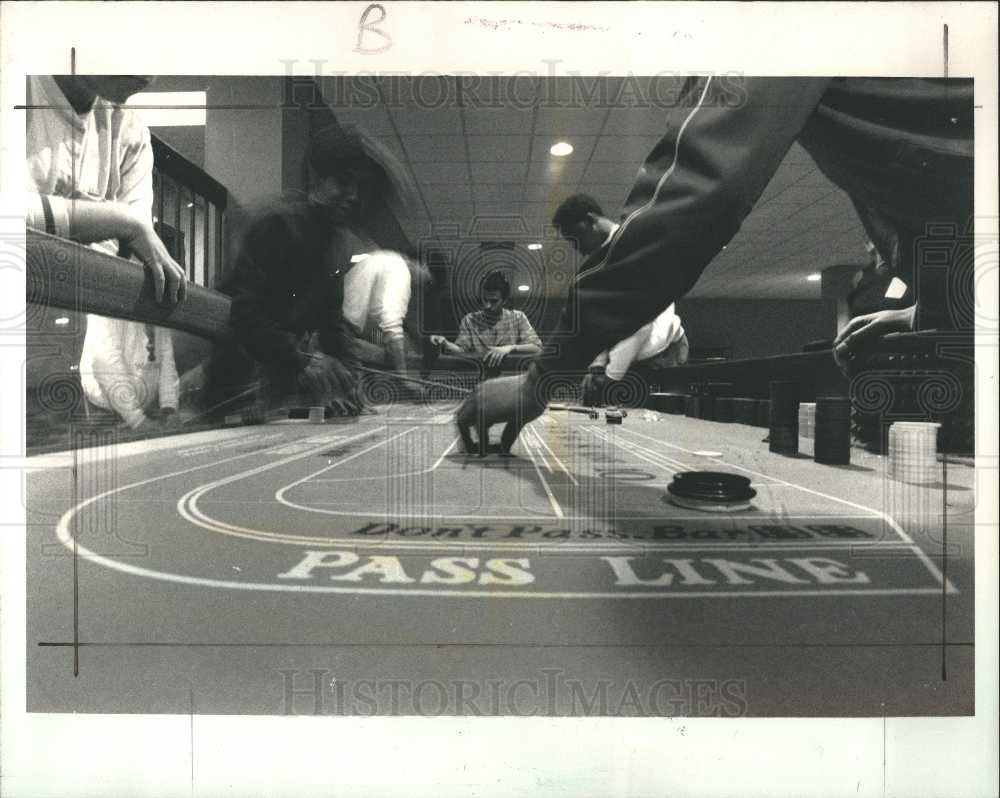 1988 Press Photo Gambling wagering of money - Historic Images