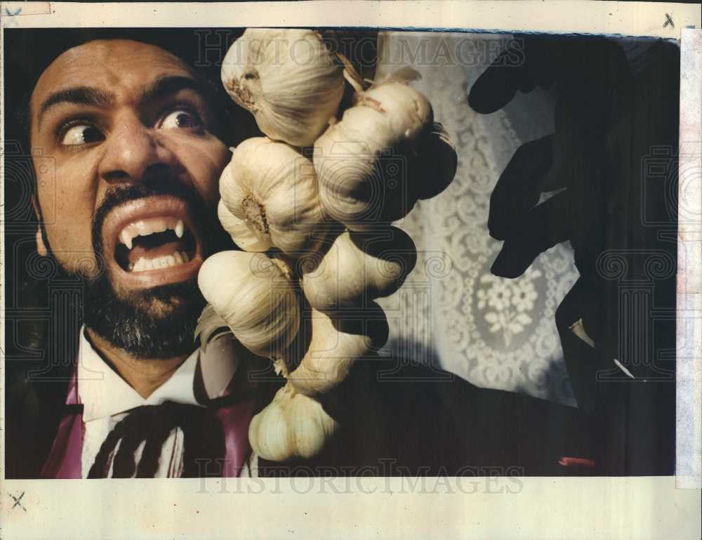 1992 Press Photo Garlic undead Daniel Guzman - Historic Images
