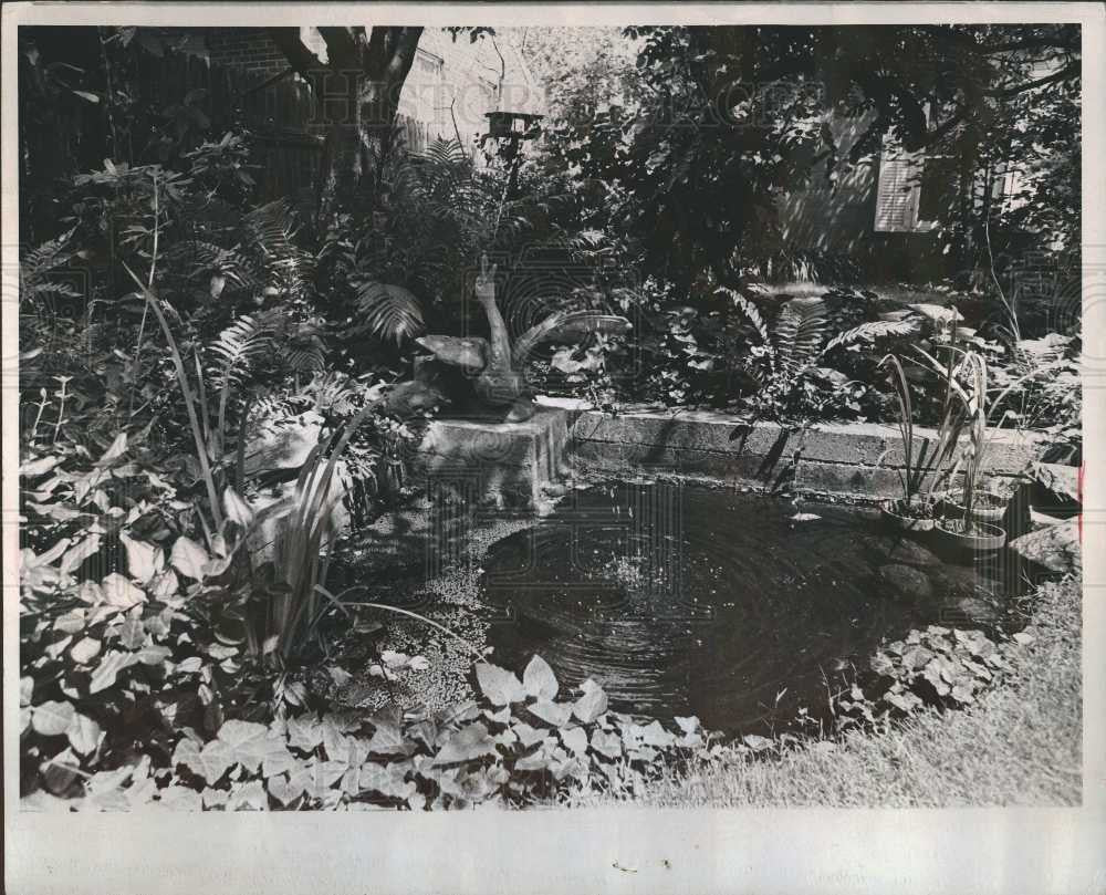 1970 Press Photo good garden outstanding swan fountain - Historic Images