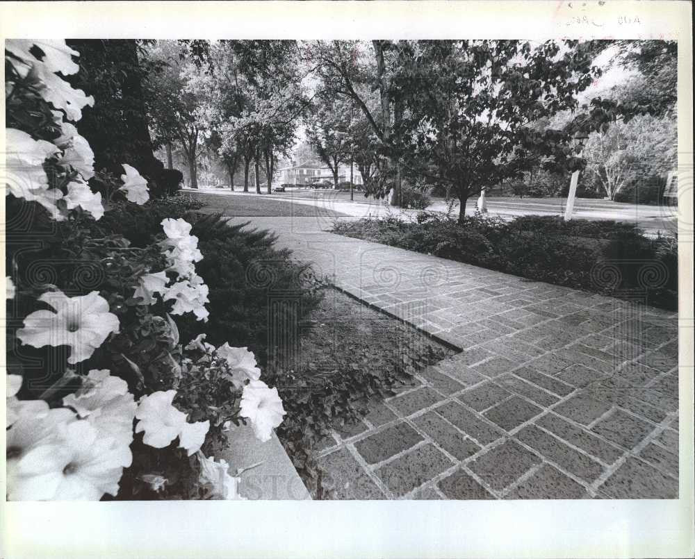 1978 Press Photo Bricks Driveway Garden Gardening - Historic Images
