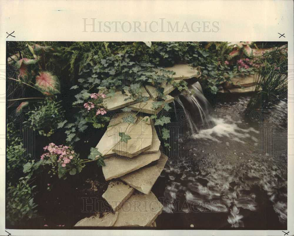 1998 Press Photo Water Gardening pretty - Historic Images
