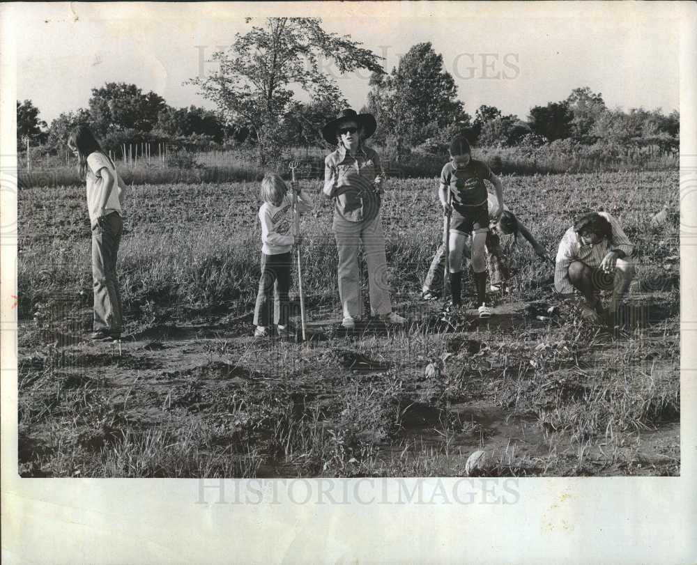 1973 Press Photo Thomas Fury gardening family plants - Historic Images