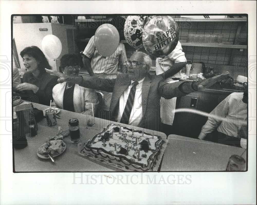 1989 Press Photo table, lamp, pesons - Historic Images