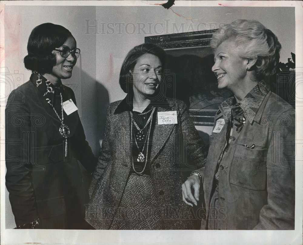 1974 Press Photo Mrs Esly Caldwell  Mrs. Avern Cohn - Historic Images