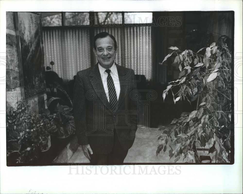 1989 Press Photo Arnold Cohn Berlin Wall doctor - Historic Images