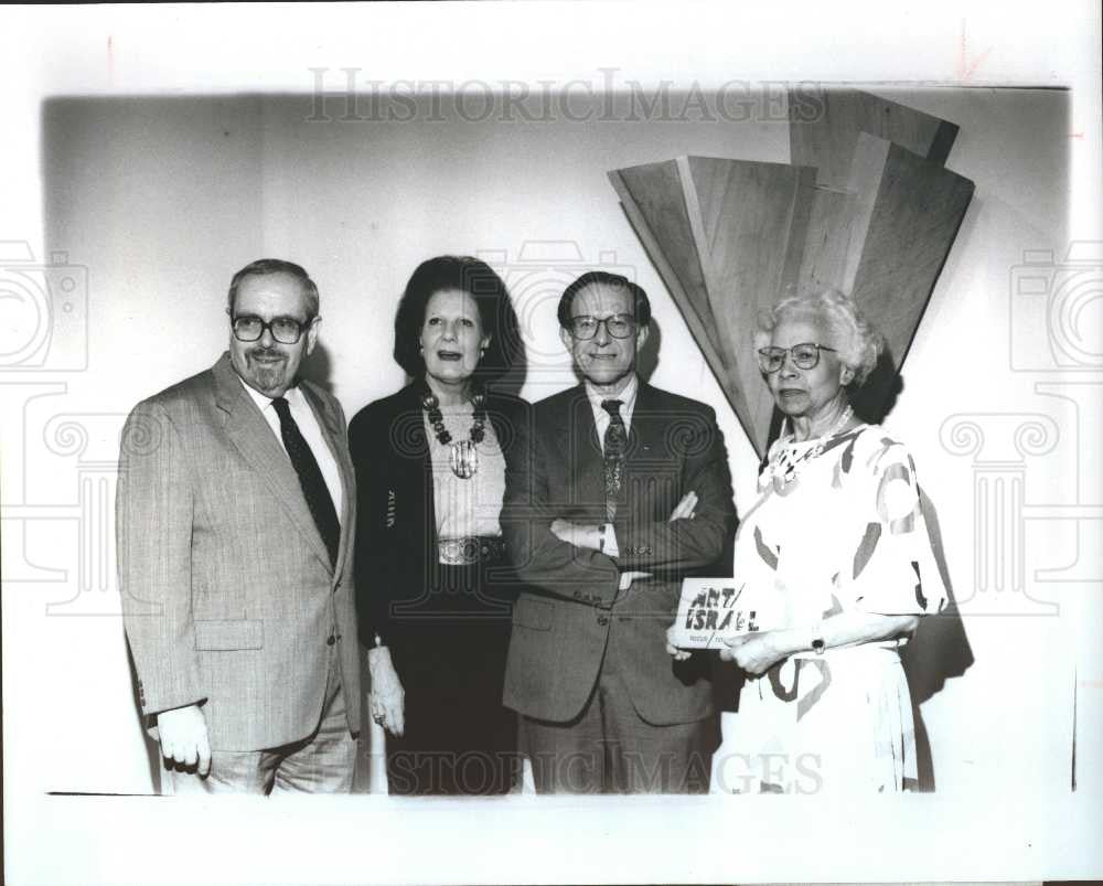 1961 Press Photo 2MEN AND 2WOMEN WITH SOME GIFT - Historic Images