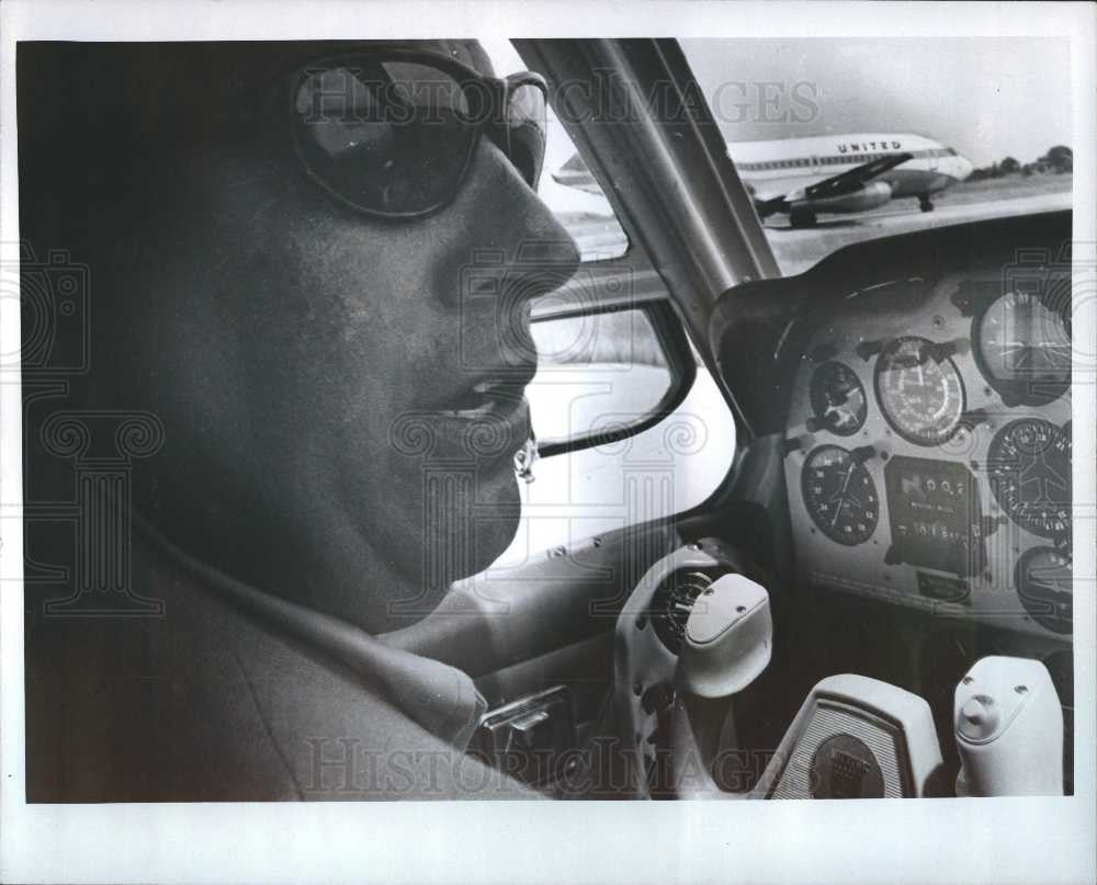 1971 Press Photo Bill Flemming Saginaw Airport Pilot - Historic Images