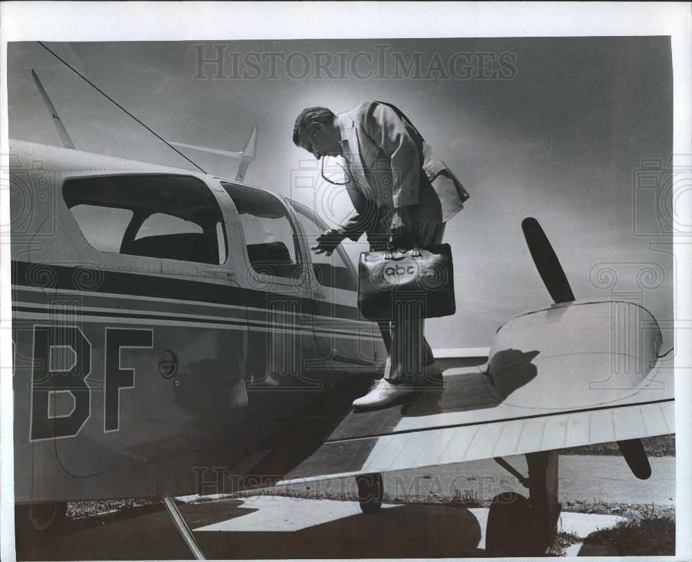 1971 Press Photo Bill Flemming Beechcraft Plane Oakland - Historic Images
