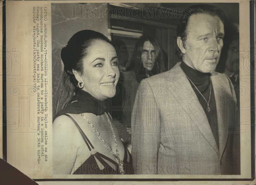 1975 Press Photo Richard Burton Elizabeth Taylor party - Historic Images