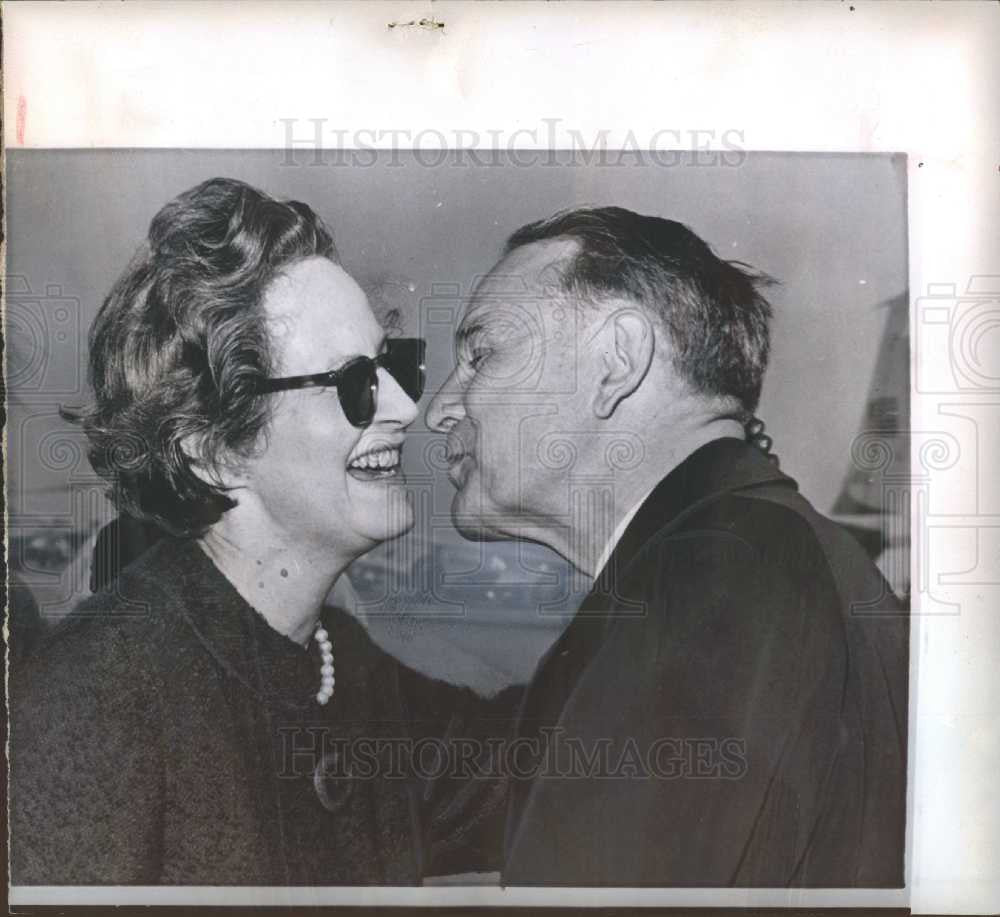 1965 Press Photo Taylor wife kiss return Vietnam - Historic Images