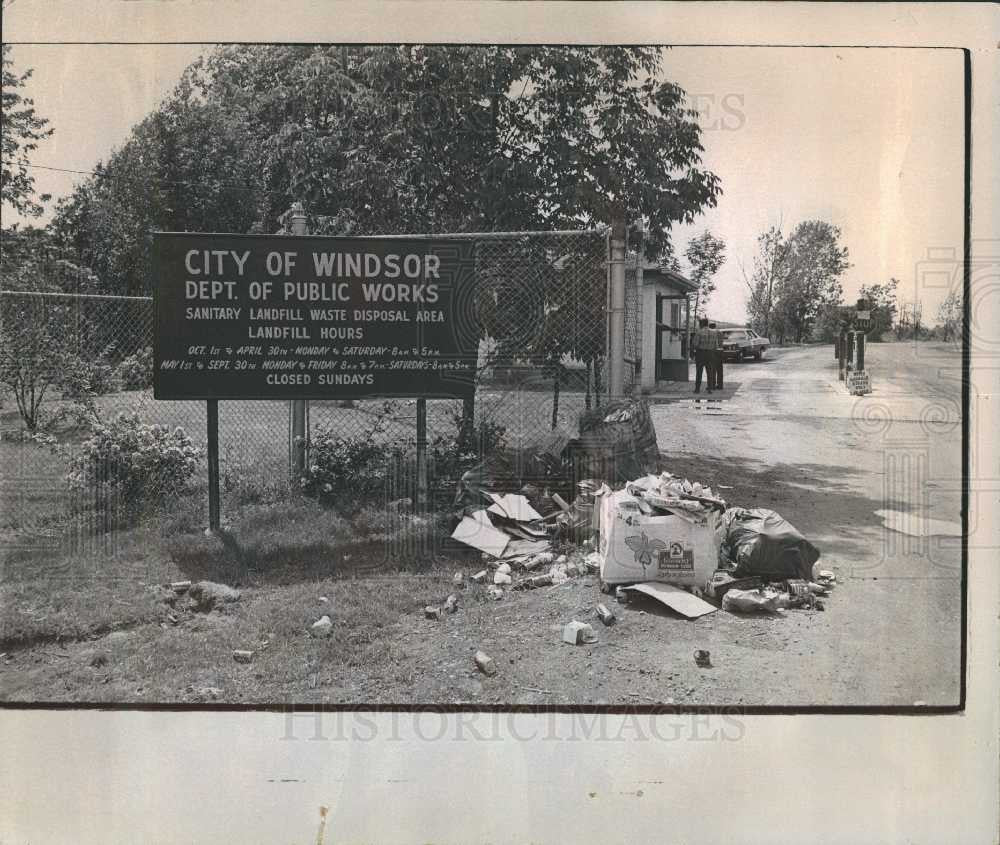 1971 Press Photo Windsor Residents refuse, tote garbage - Historic Images